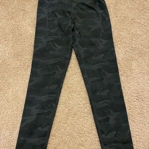 Vuori Dark Camouflage Leggings